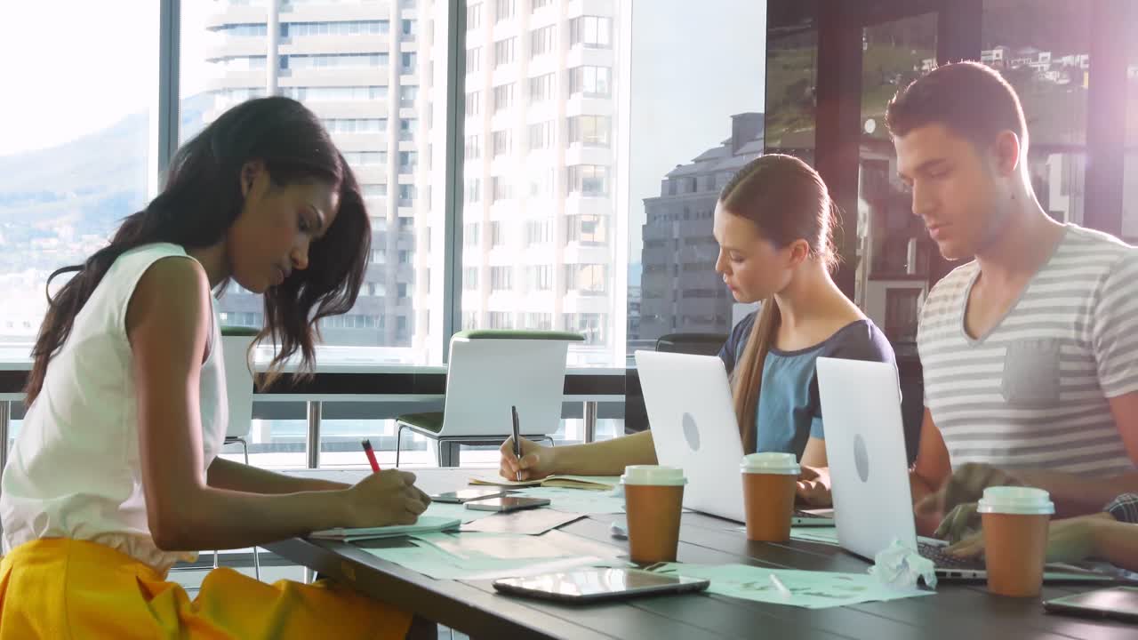 colegas de negocios trabajando juntos en una reunión de conferencia 4k