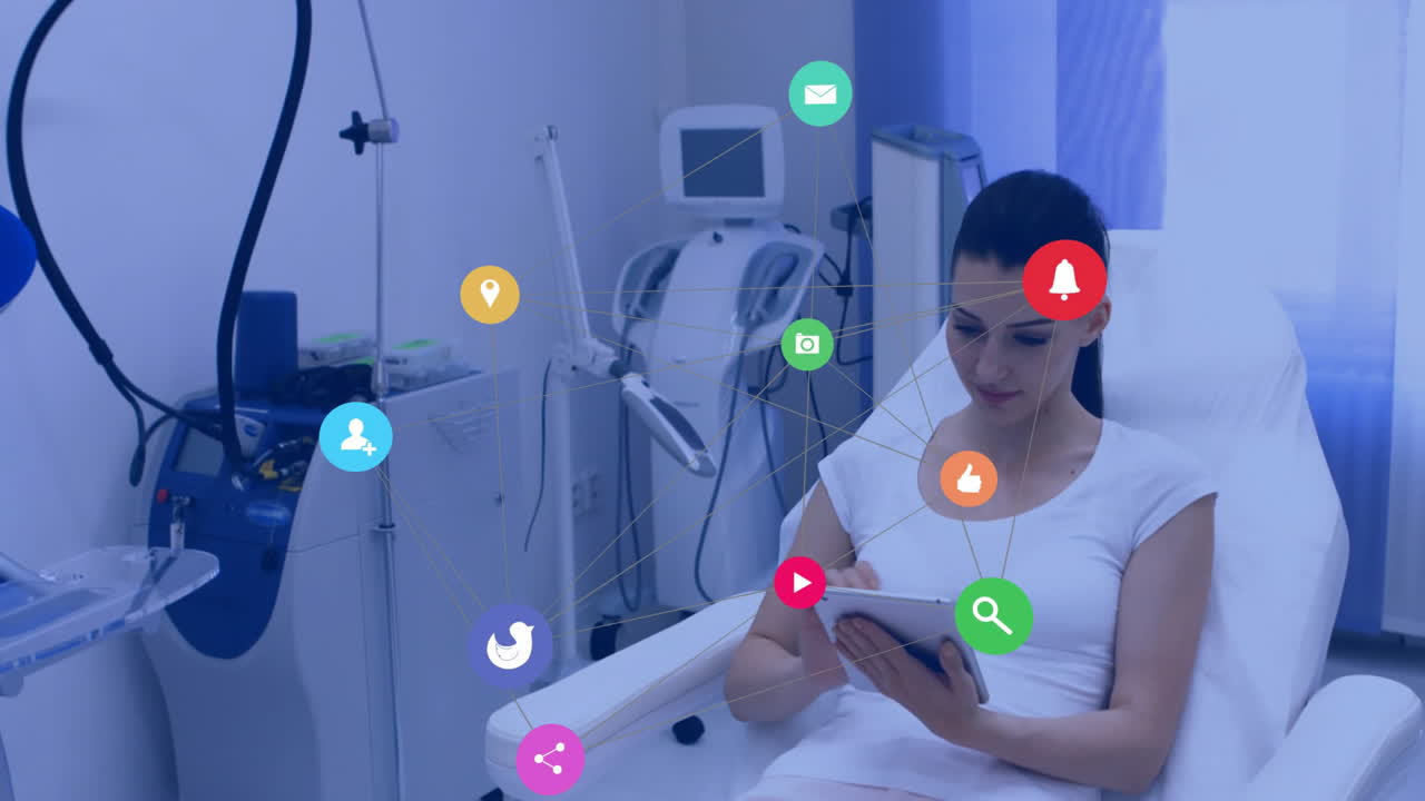 animación de la red de conexiones con iconos sobre mujer caucásica usando tableta en la sala de operaciones