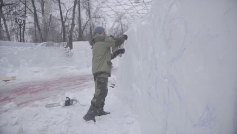 artista tallador de nieve en el festival de invierno