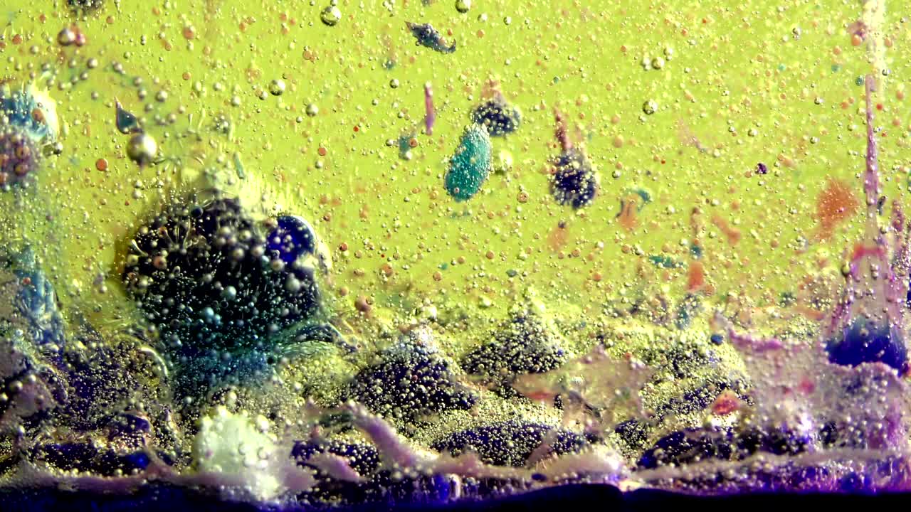 burbujas de agua detrás del fondo de vidrio