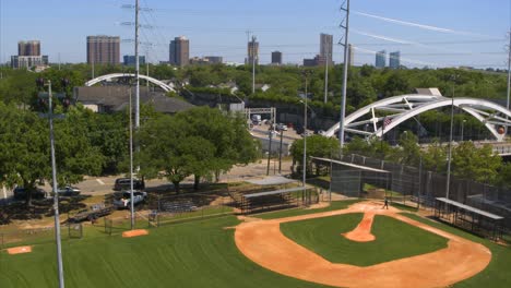 Revela-Una-Toma-Con-Un-Dron-De-La-Autopista-59-Sur-Y-Casas-En-Houston,-Texas