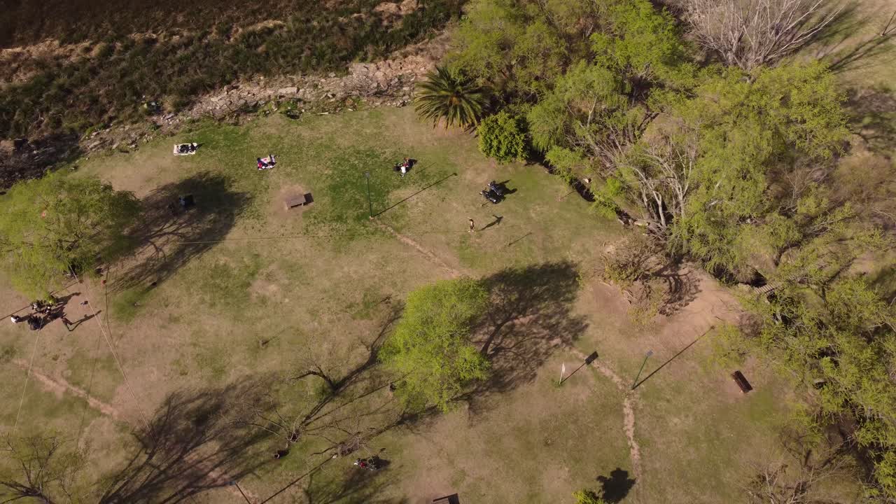 비센테 로페즈 공원에서 슬랙라인을 배우면서 놀라운 균형