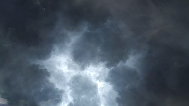 Nuvole temporalesche scure e drammatiche con luce che filtra
