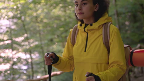 mujer caminando en el bosque