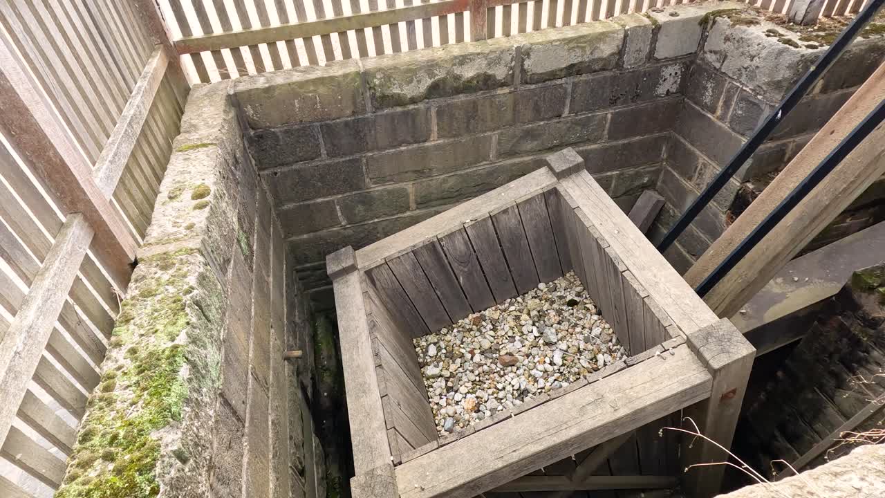 una estructura minera de madera con grava, capturada en la luz natural en sovereign hill, ballarat, australia