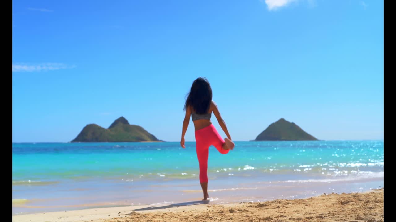 해변에서 운동하는 여자 4k