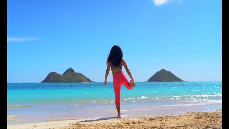 женщина тренируется на пляже 4k