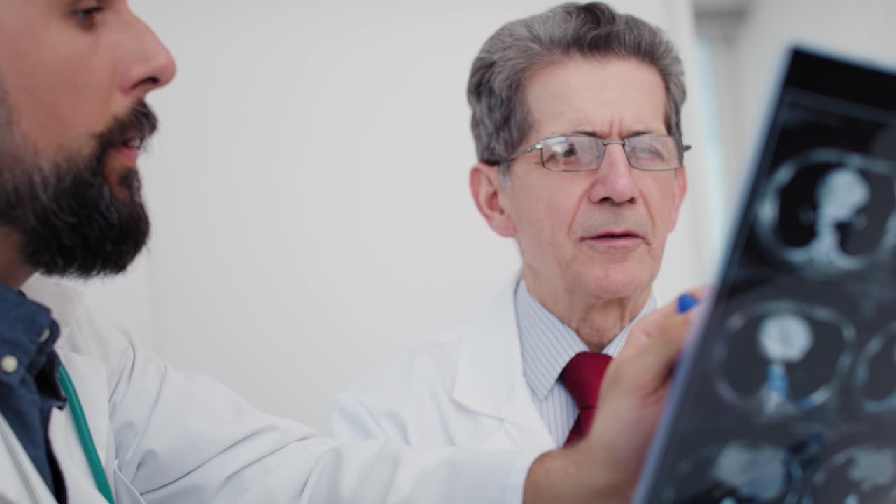 ⁇ 스레이 이미지 에 대해 논의 하는 바쁜 의사 들 의  ⁇ 드헬드 뷰