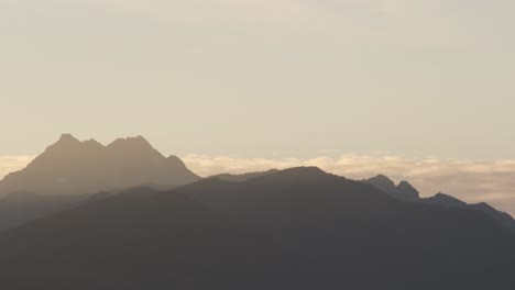 Un-Lapso-De-Tiempo-Al-Atardecer-De-Las-Montañas-Olímpicas-En-El-Noroeste-Del-Pacífico