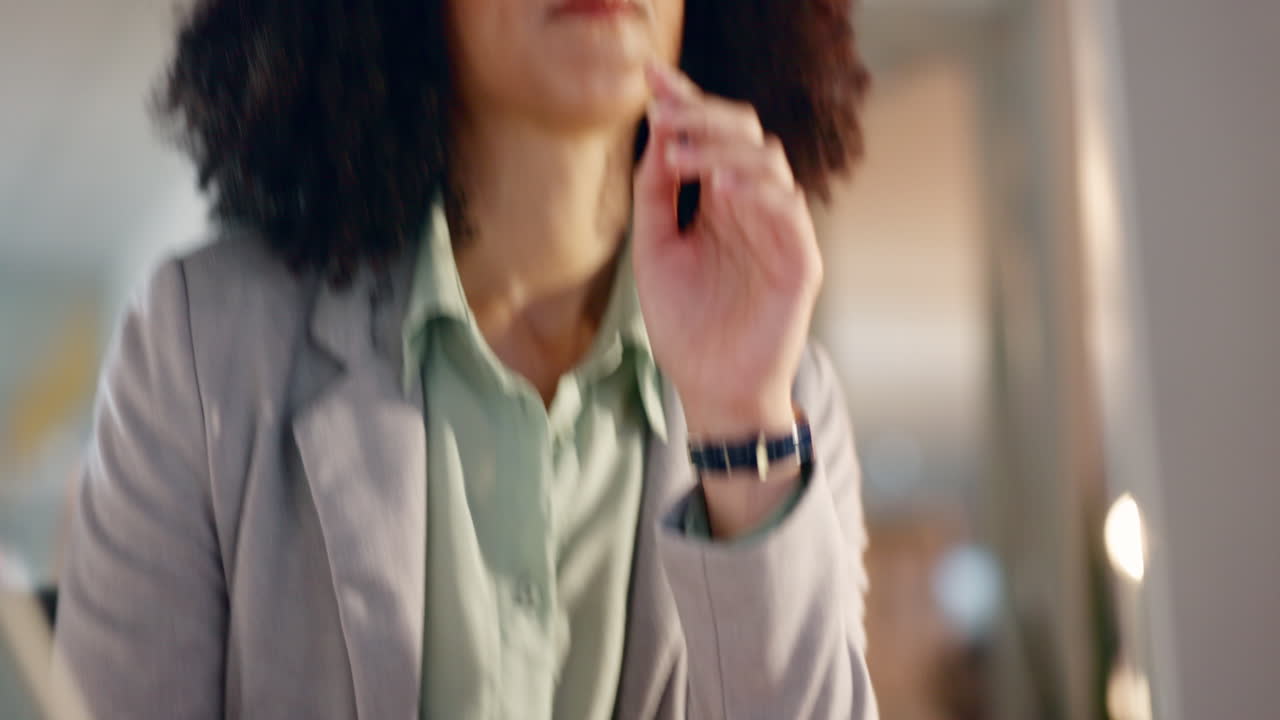 Noite, escritório e mulher pensando no computador