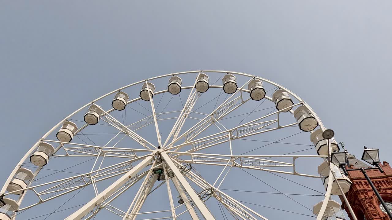 카디프 의 시계 탑 근처 에 있는 페리스  타기