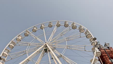 paseo en la rueda de la ferris cerca de la torre del reloj en cardiff