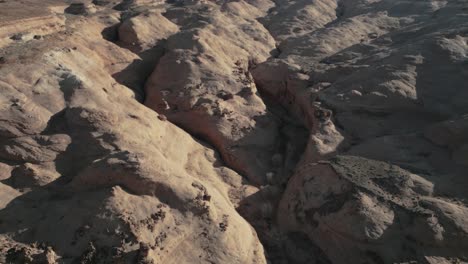 Capturando-La-Extensión-Accidentada-Y-árida-Del-Paisaje-De-Utah-Desde-Una-Perspectiva-Aérea,-Resaltando-La-Cruda-Belleza-De-La-Naturaleza.