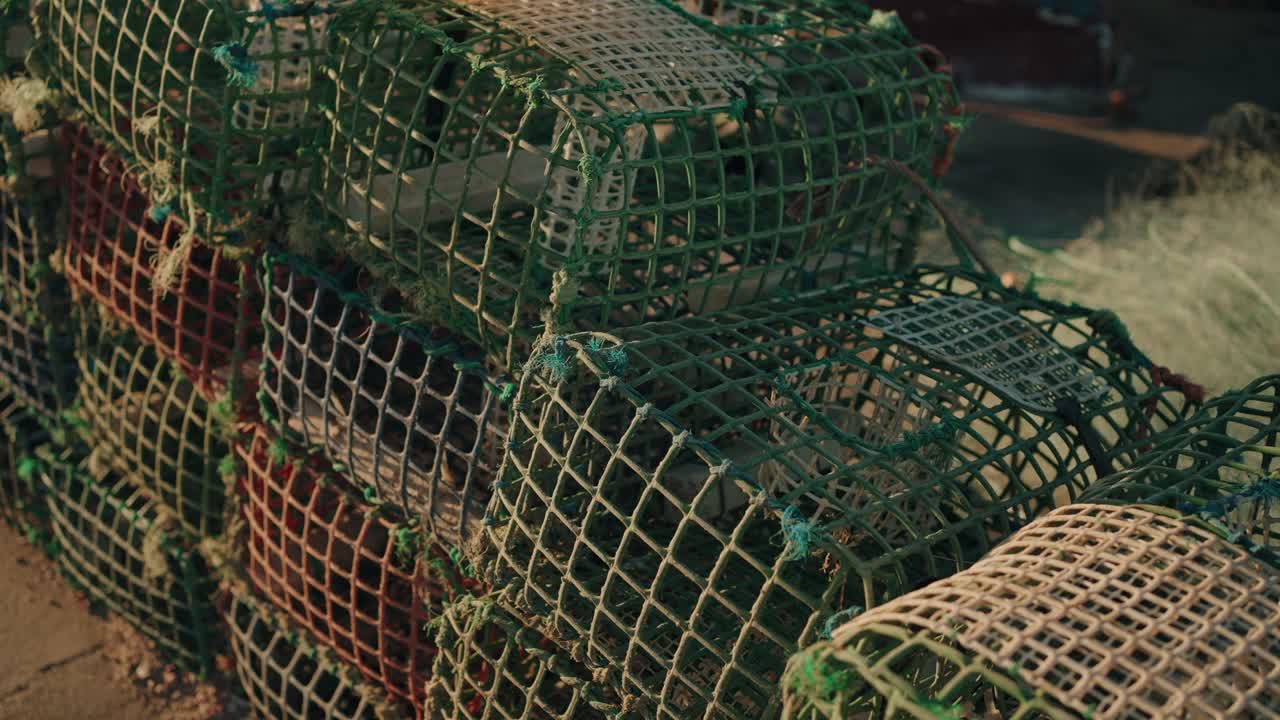 해안 낚시에 사용할 준비가 된, 항구에 쌓여 있는 다채로운 색상의 어망 더미