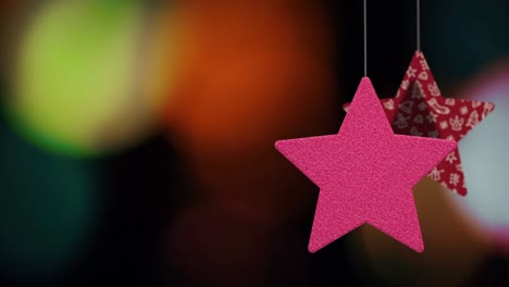 los adornos de las estrellas de navidad se mueven en el fondo de bokeh.