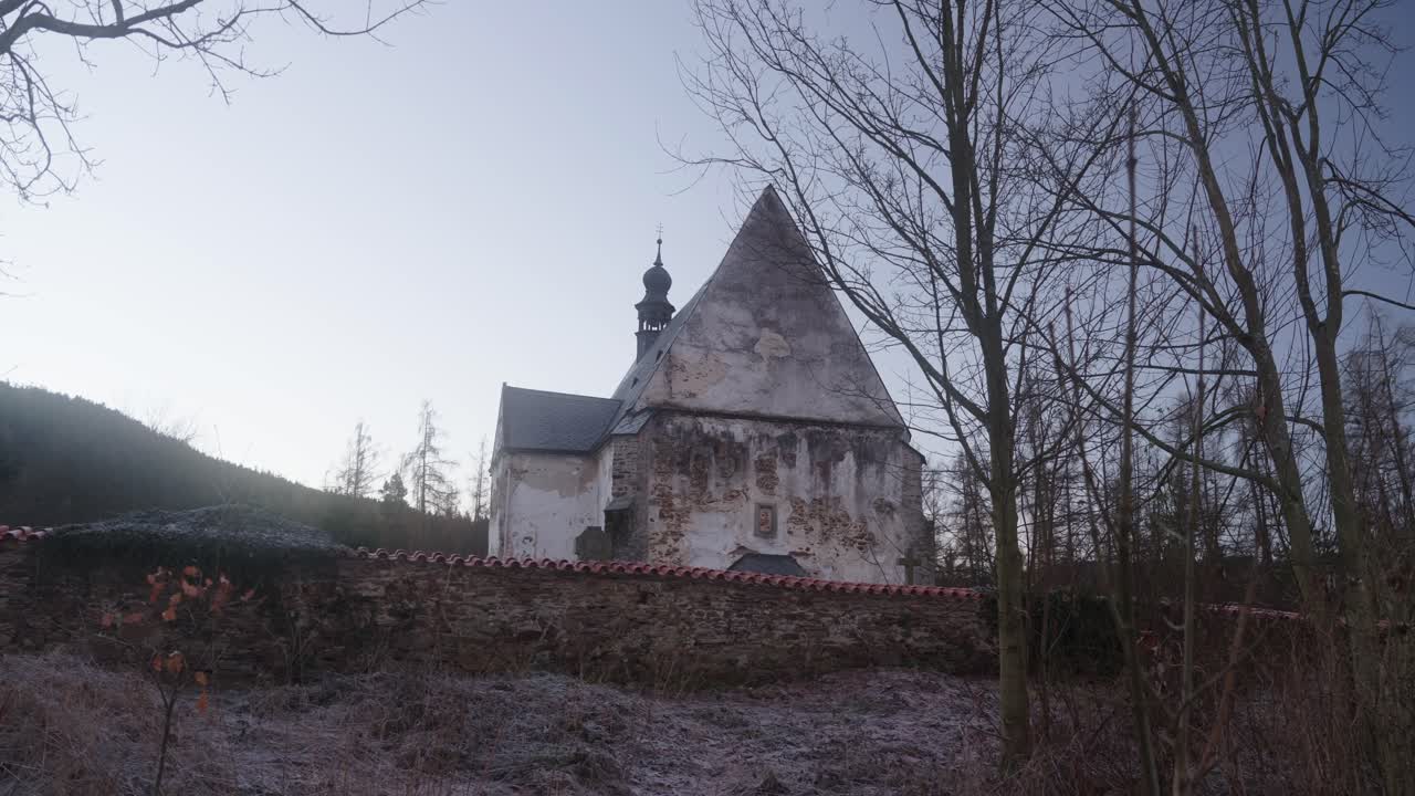панорамный вид готической церкви в велхартице, на которой на штукатурке таинственное лицо девушки