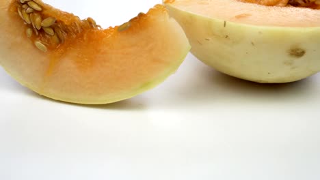 exótico fruto de melón en primer plano. melón en rodajas sobre un fondo blanco