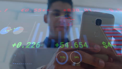 animación del procesamiento de datos financieros sobre un empresario biracial que usa un teléfono inteligente