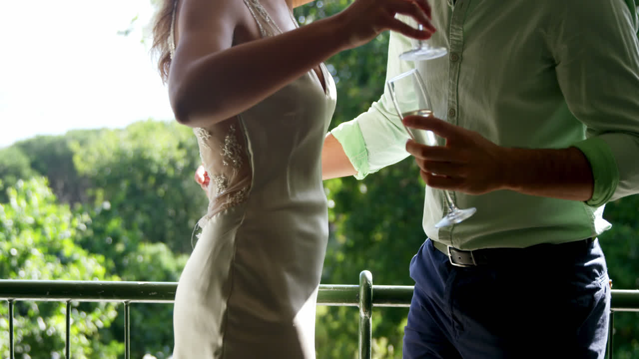 una pareja romántica abrazándose