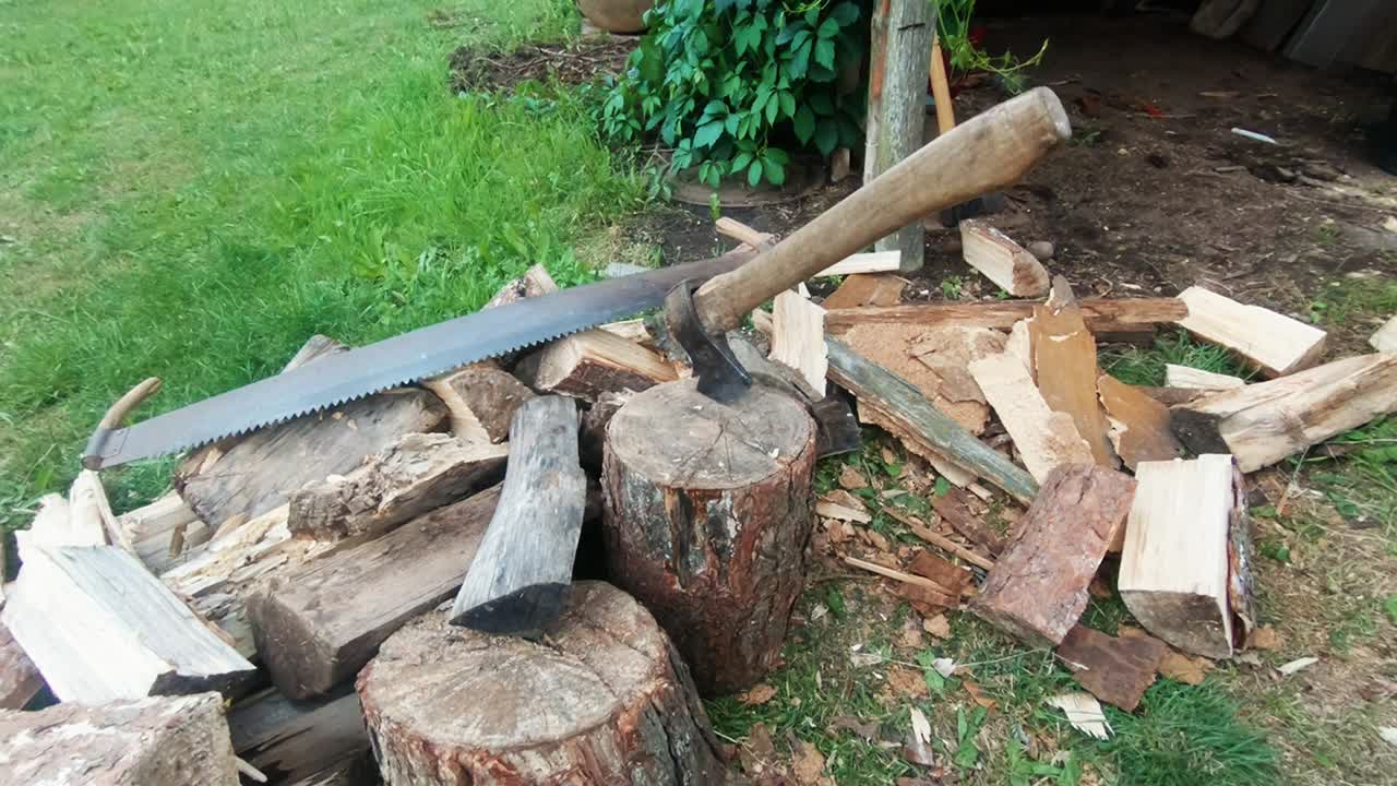 날아다니는 도끼가 나무 블록에 끼었다