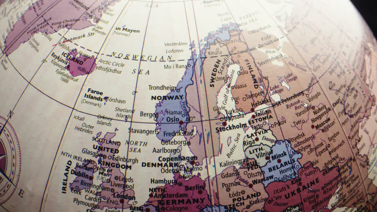 Nærbilde av en roterende globus som viser europeiske land