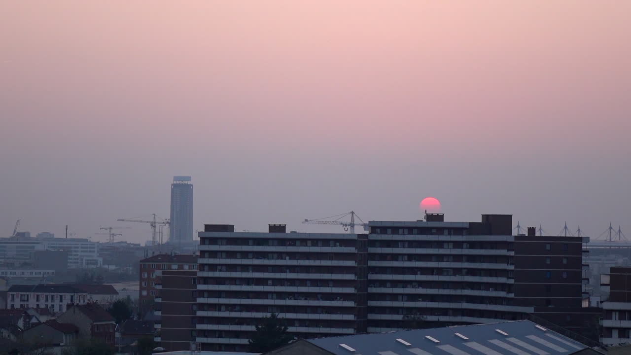 time-lapse de un paisaje urbano con la vista del atardecer en el cielo del horizonte sobre la vida residencial en parís, francia