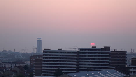 Lapso-De-Tiempo-De-Un-Paisaje-Urbano-Con-Vista-De-La-Puesta-De-Sol-En-El-Cielo-Del-Horizonte-Sobre-La-Vida-Residencial-En-París,-Francia