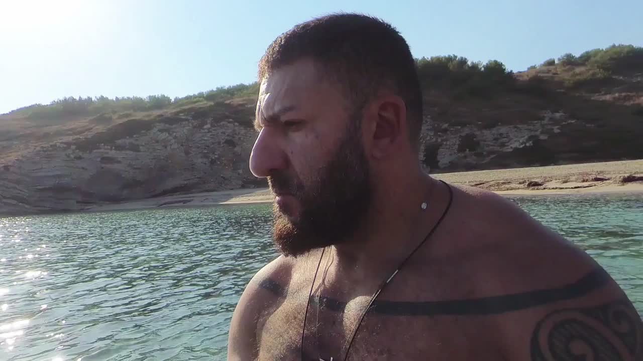 мужчина на пляже в замедленной съемке