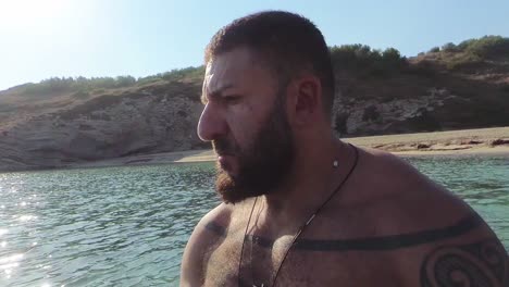 hombre en la playa en cámara lenta
