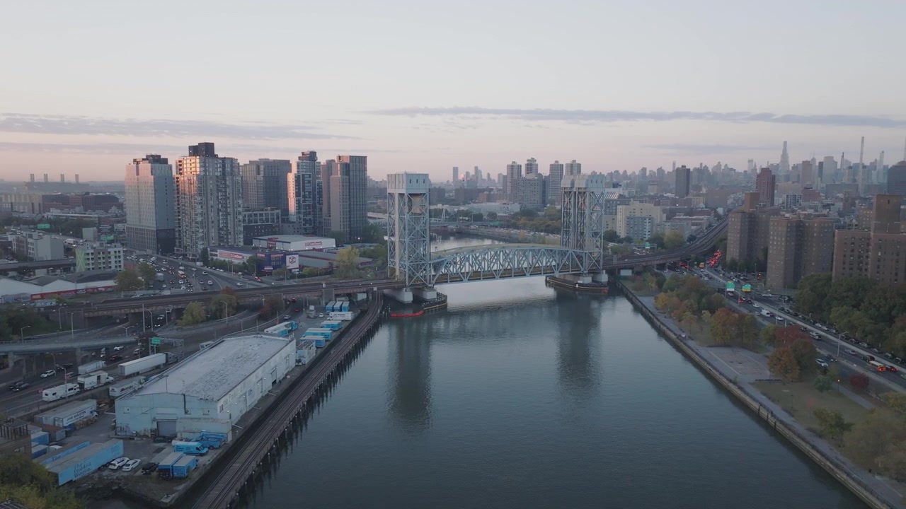 Vista aerea della parte alta di New York City in una mattina d'autunno. Ripresa sopra il fiume Harlem, che separa i quartieri di Manhattan e del Bronx