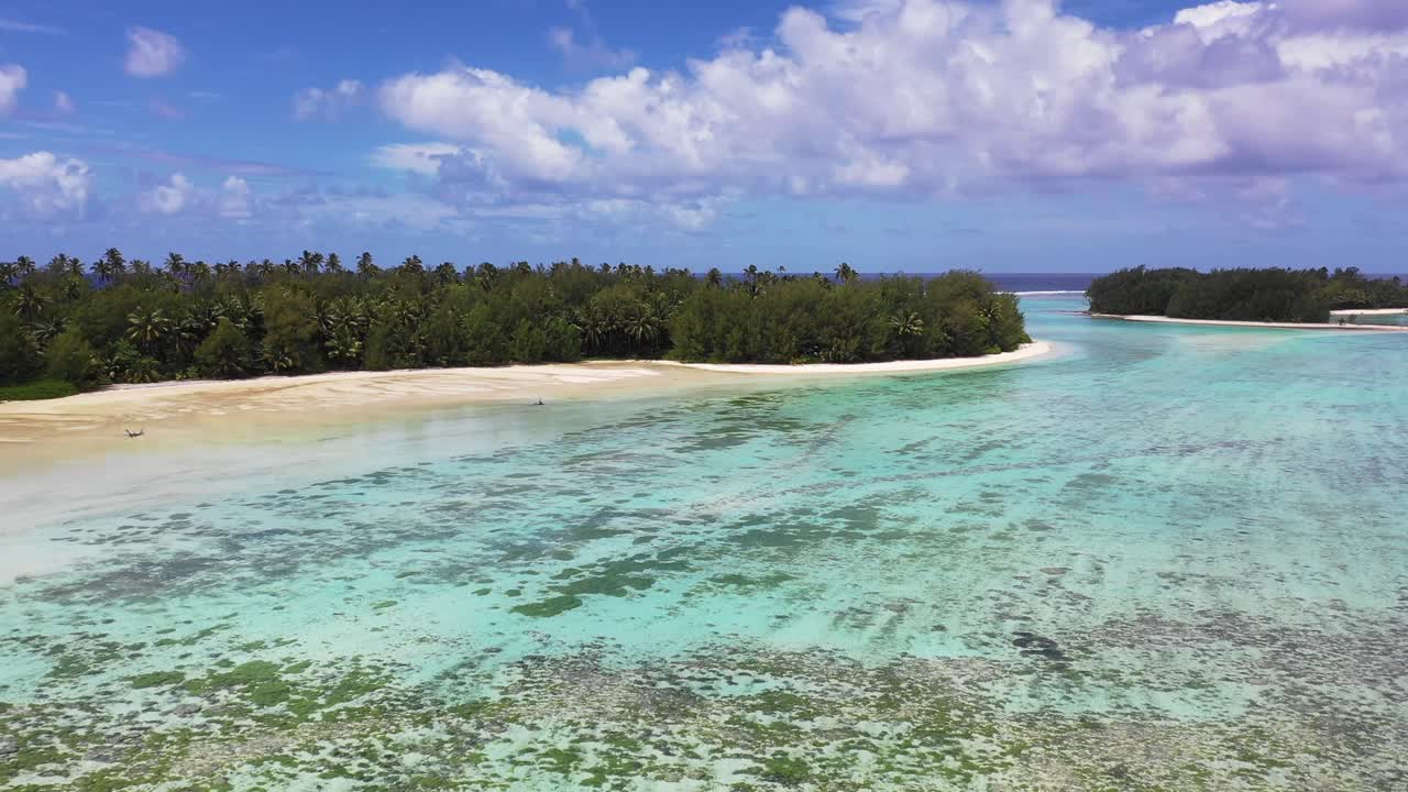 isla cook - rarotonga volando sobre un stand up paddler
