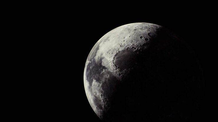 Superfície lunar brilhante projeta sombras sobre o céu noturno em beleza serena.