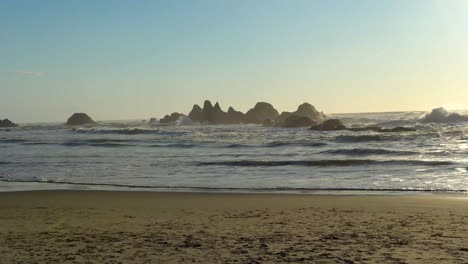 Olas-Rompiendo-Sobre-Islotes-En-La-Costa-De-Oregon