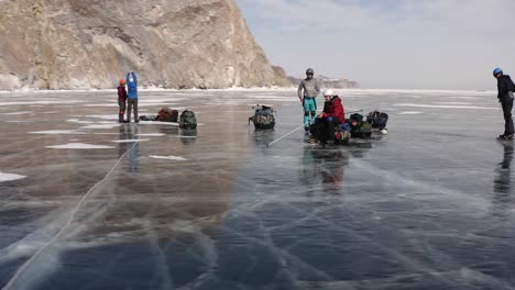 un vuelo circular alrededor de un grupo de turistas que descansan después de un largo esquí en el lago de hielo baikal