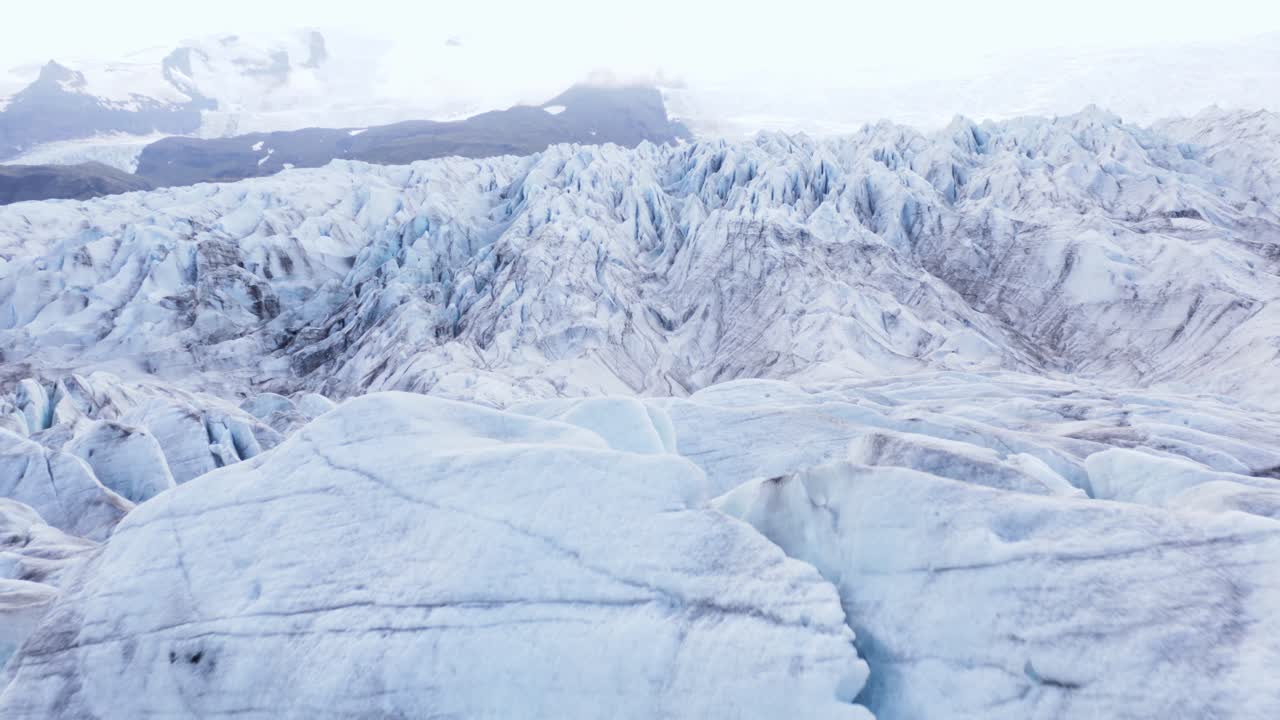 hielo irregular en la superficie del gran glaciar grande en islandia, fjallsárlón, antena