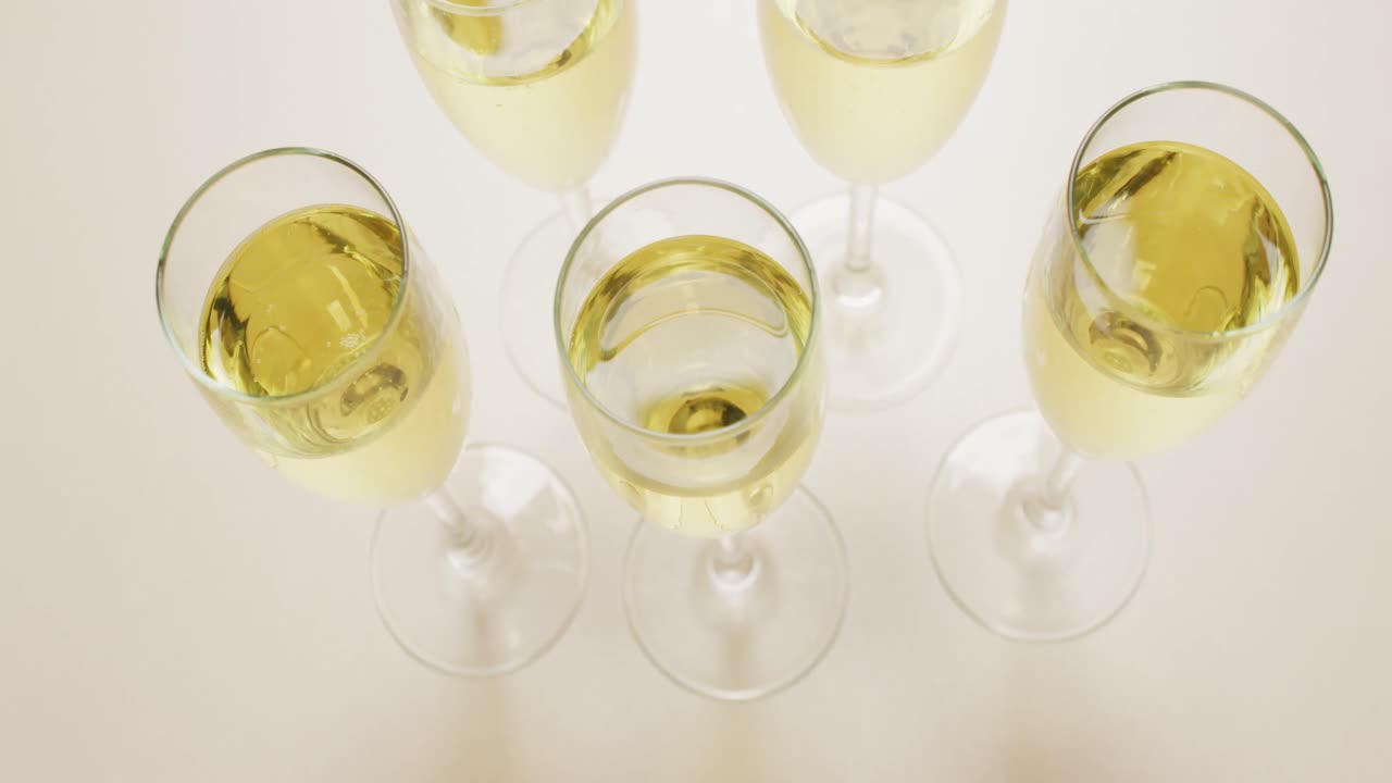 베이지색 배경 에 있는 컵 에 있는  ⁇ 페인 의 비디오