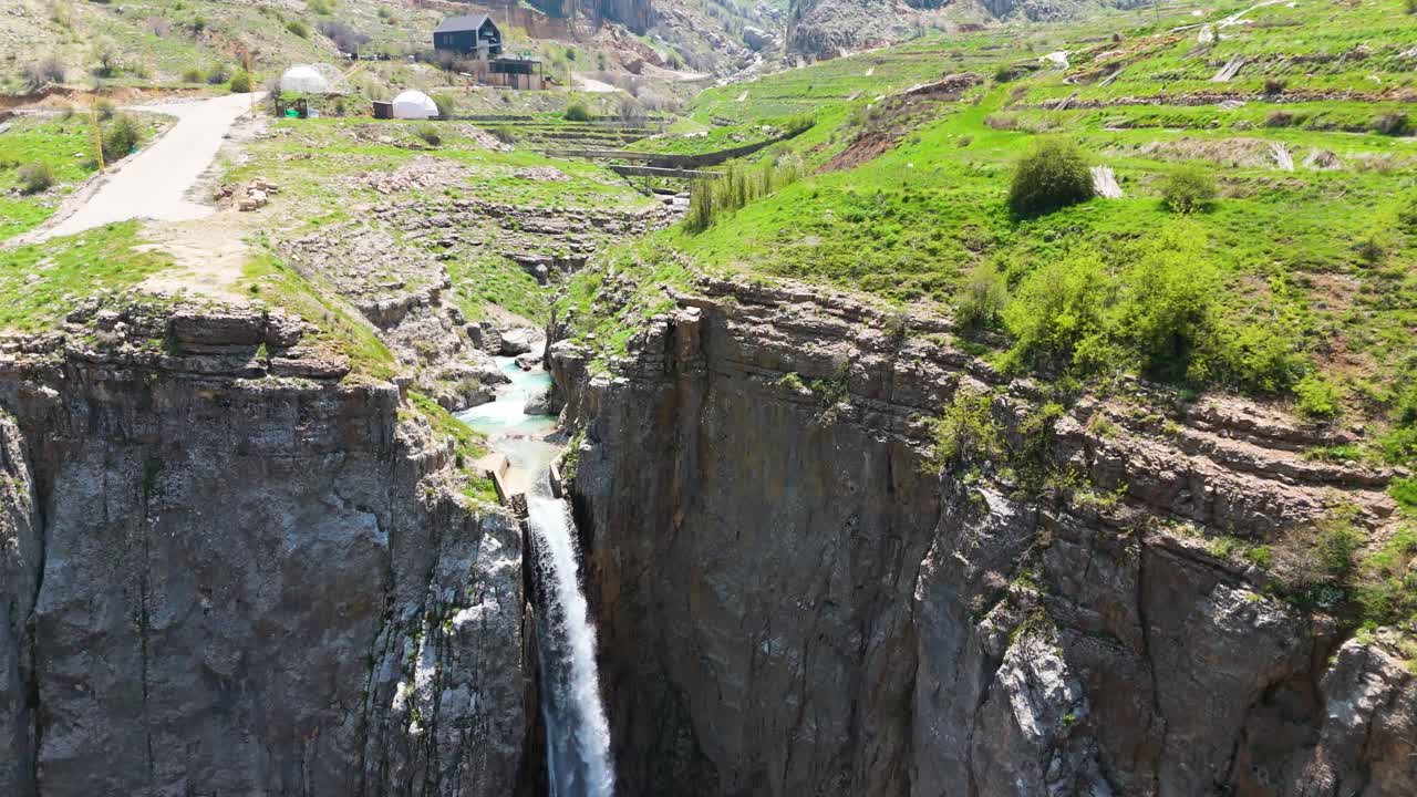 Riprese drone di una cascata naturale a Faraya, Libano, con un ambiente pacifico e panoramico