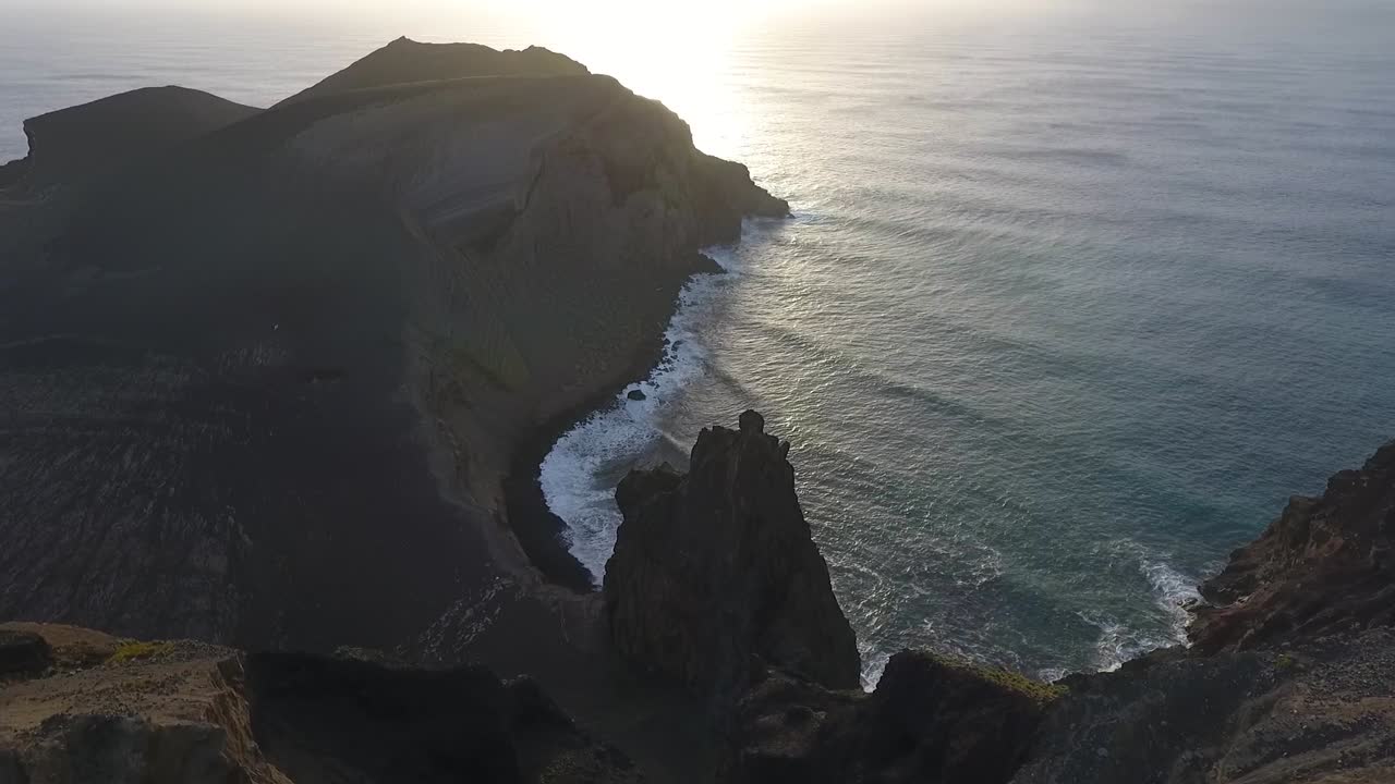 costa rocosa, la vista de un volcán colapsado