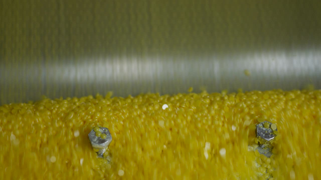 Macro particelle di zolfo lucide cadono nella produzione di pneumatici
