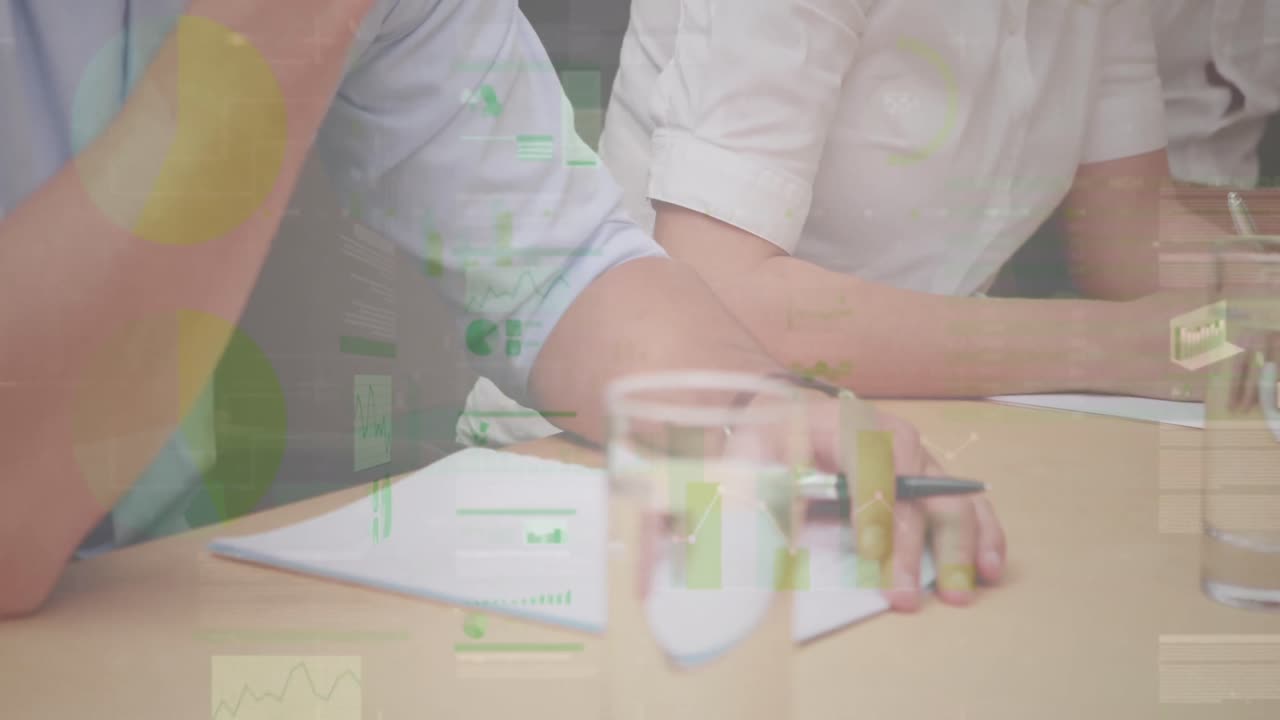 animación del procesamiento de datos financieros sobre personas de negocios en la reunión