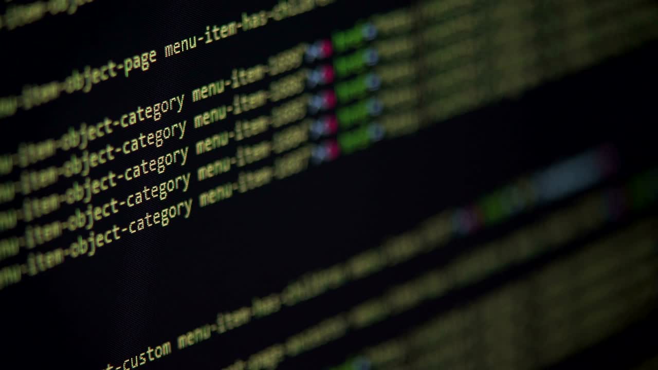código de programa que se mueve en una pantalla de computadora