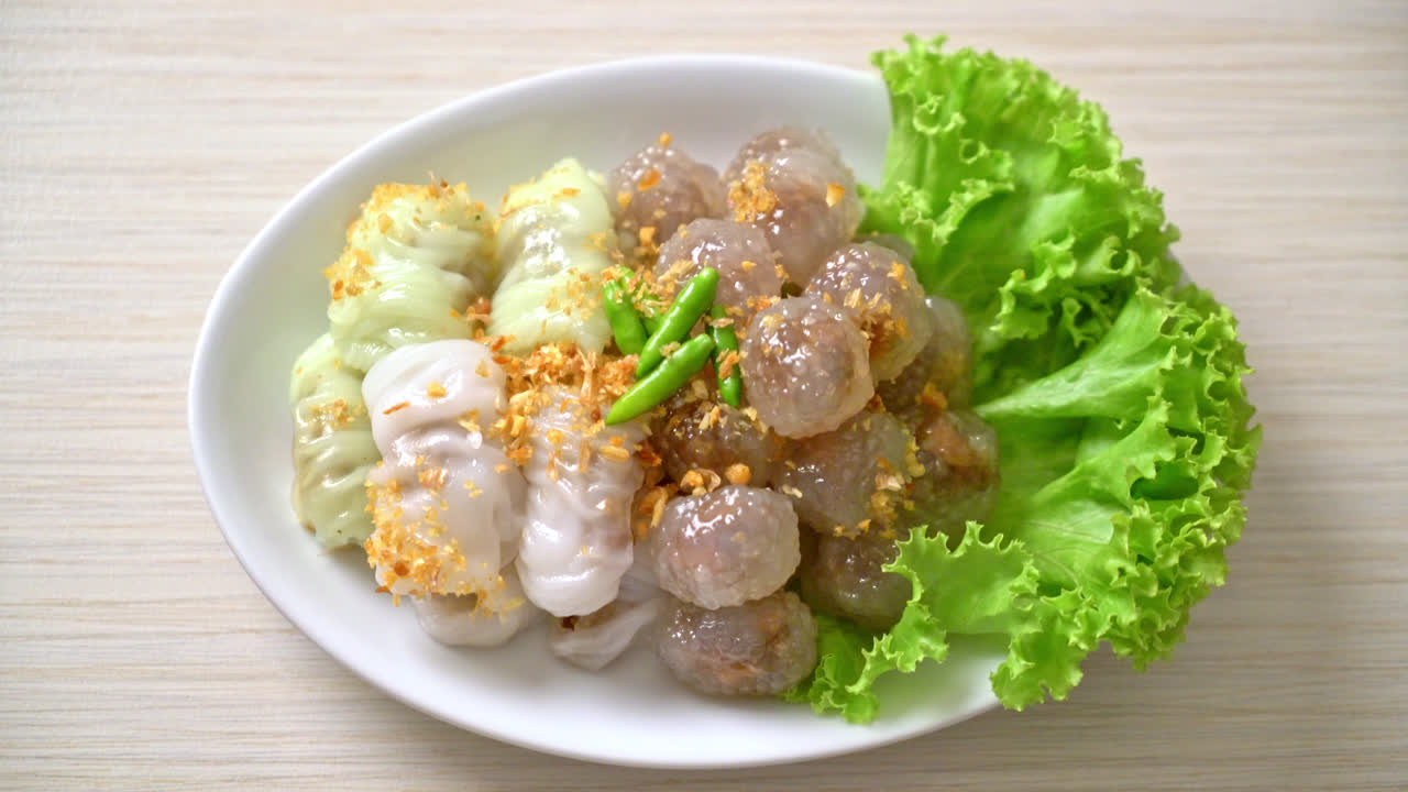 bánh dumplings với vỏ gạo và bánh dumpling tapioca với thịt lợn