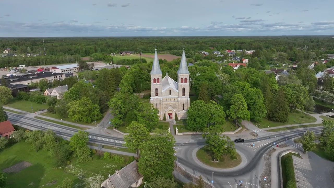 Roterande flygfoto av Rapla Maarja-Magdaleena kyrka, som är den enda landskyrkan med två torn i Estland.