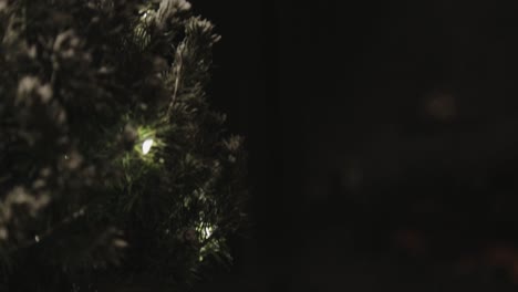una vista maravillosa de las vacaciones de navidad en casa con regalos envueltos y un pequeño árbol de navidad iluminado - primer plano