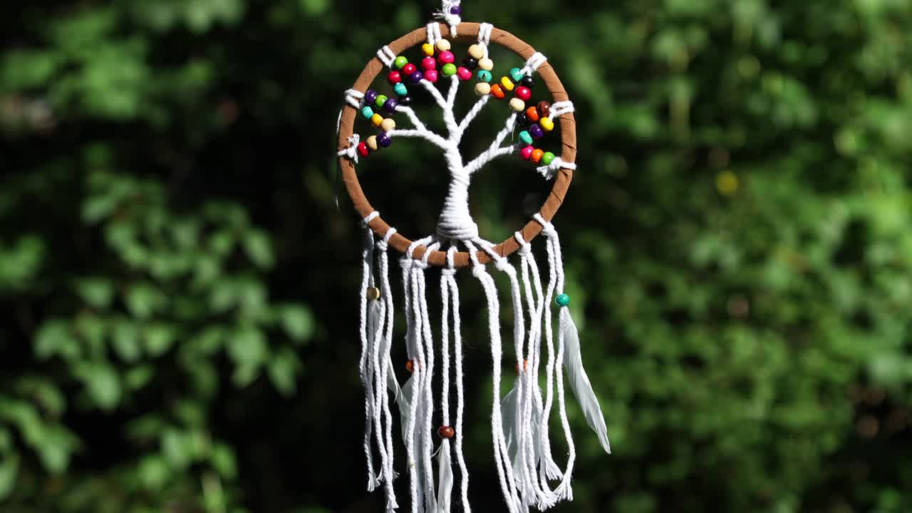 cazador de sueños con plumas balanceándose con el viento ligero