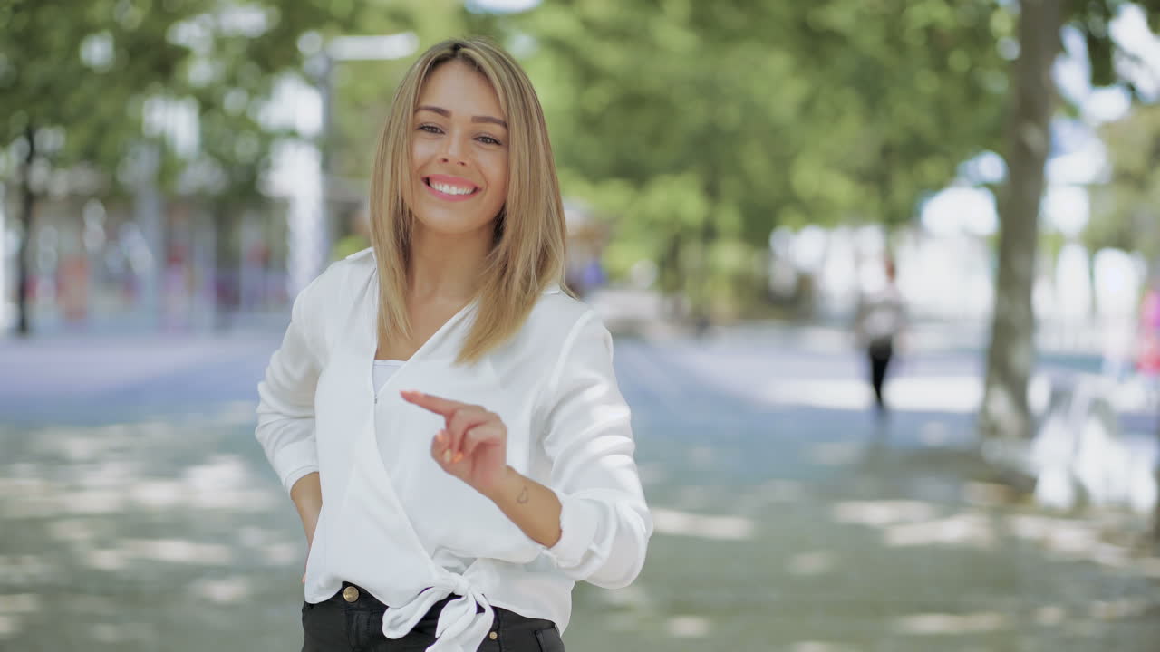 승리 의 표시 를 보여 주는 기쁜 젊은 여자