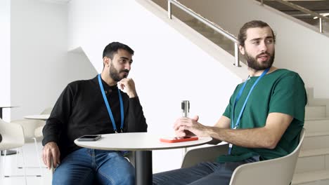 dos hombres en conversación