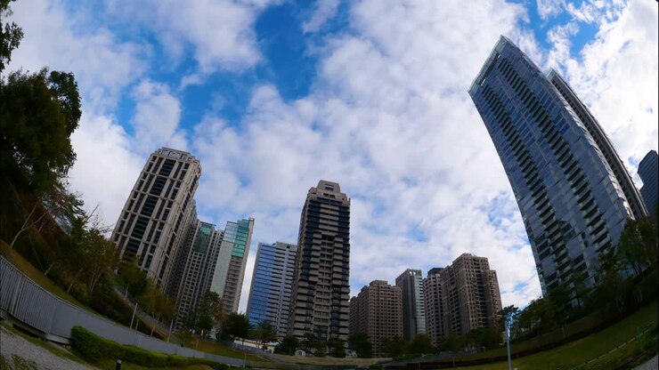 4K Lapso de tempo do movimento das nuvens sobre um edifício moderno