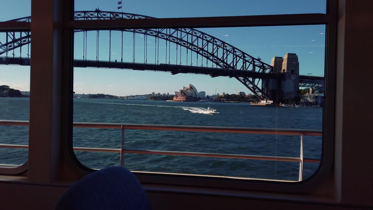 시드니, 뉴 사우스 웨일즈, 호주에서 여름 동안 페리 보트 창에서 오페라 하우스의 전망