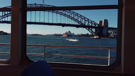 vista de la ópera desde la ventana del ferry de vela durante el verano en sydney, nueva gales del sur, australia